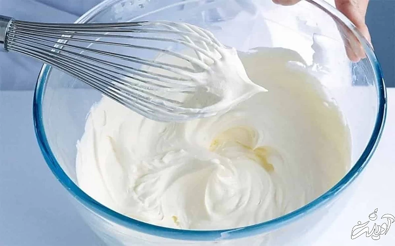 طرز تهیه نون خامهای به روش قنادی فرم دادن خامه